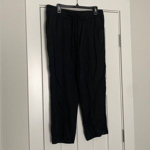 Like new condition black cropped pants with pockets!